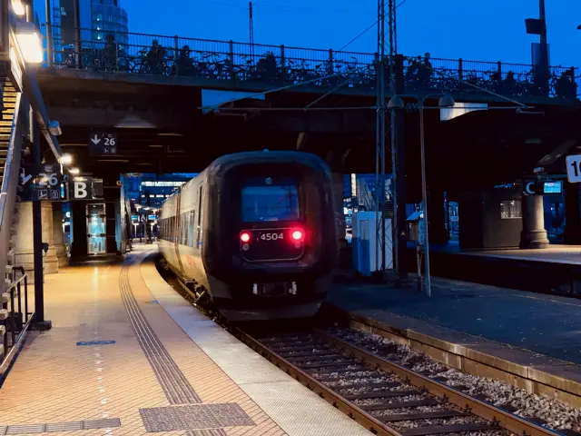 Billede af DSB ET  4304 fotograferet ud for København Hovedbanegård.