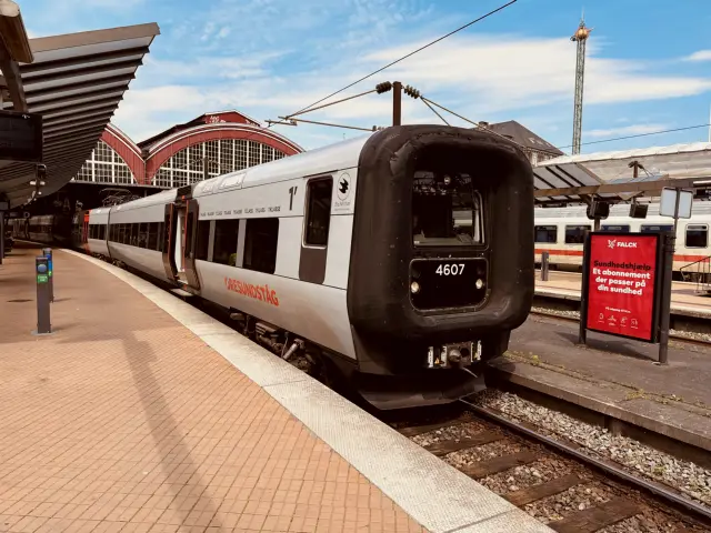 Billede af DSB ET  4307 fotograferet ud for København Hovedbanegård.