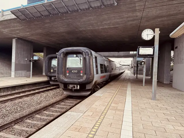 Billede af DSB ET  4310 fotograferet ud for Ørestad Station.