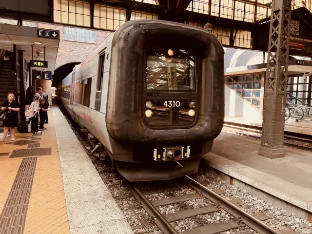 Billede af DSB ET  4310 fotograferet ud for København Hovedbanegård.