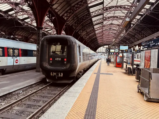 Billede af DSB ET  4310 fotograferet ud for København Hovedbanegård.