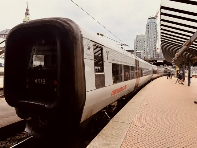 Billede af DSB ET  4318 fotograferet ud for København Hovedbanegård.