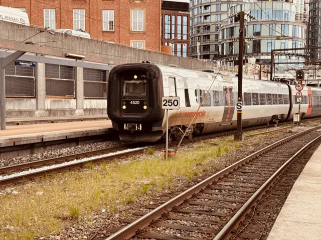 Billede af DSB ET  4320 fotograferet ud for København Hovedbanegård.