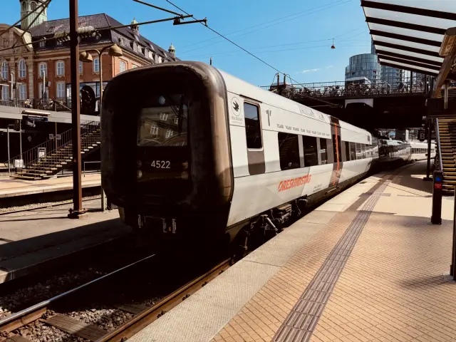 Billede af DSB ET  4322 fotograferet ud for København Hovedbanegård.