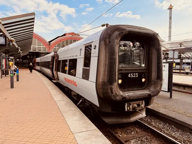 Billede af DSB ET  4323 fotograferet ud for København Hovedbanegård.