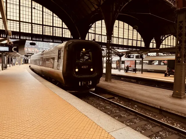 Billede af DSB ET  4327 fotograferet ud for København Hovedbanegård.