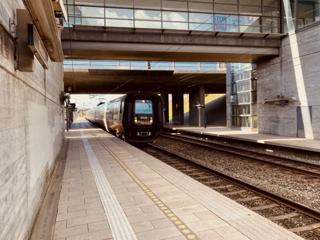 Billede af DSB ET  4328 fotograferet ud for Ørestad Station.