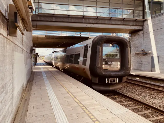 Billede af DSB ET  4328 fotograferet ud for Ørestad Station.