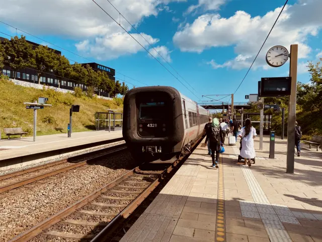 Billede af DSB ET  4328 fotograferet ud for Ørestad Station.