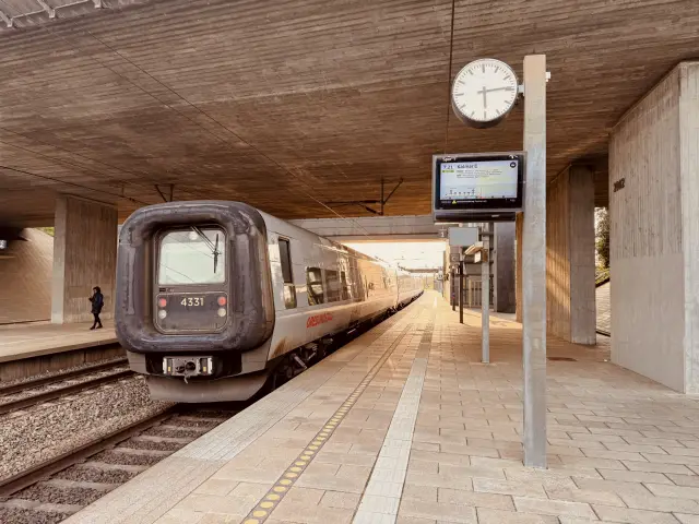 Billede af DSB ET  4331 fotograferet ud for Ørestad Station.