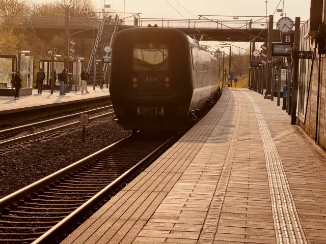 Billede af DSB ET  4331 fotograferet ud for Ørestad Station.