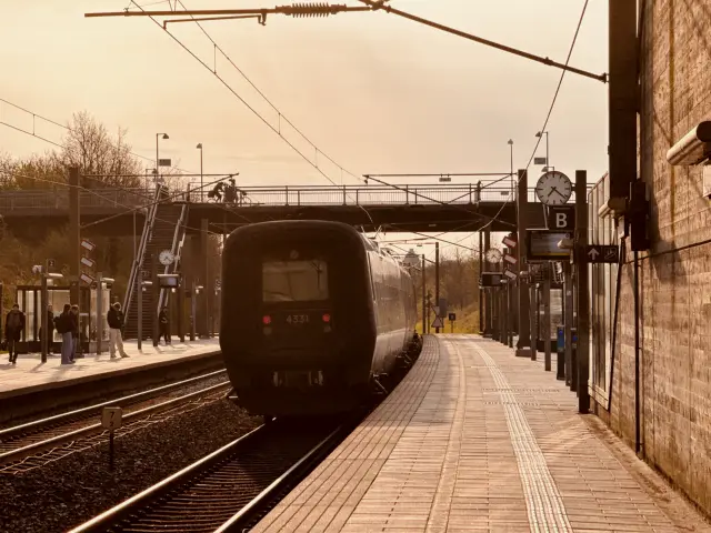 Billede af DSB ET  4331 fotograferet ud for Ørestad Station.