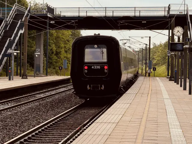 Billede af DSB ET 4336 fotograferet ud for Ørestad Station.