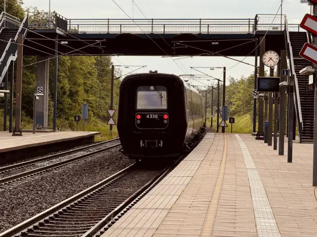 Billede af DSB ET 4336 fotograferet ud for Ørestad Station.