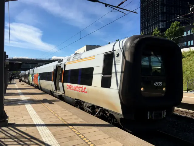 Billede af DSB ET 4339 fotograferet ud for Ørestad Station.
