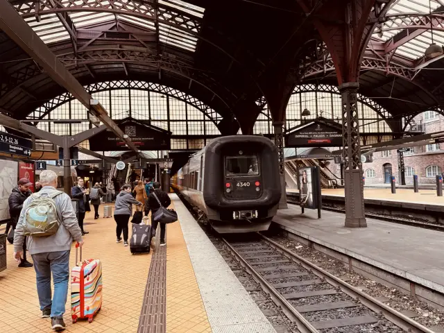 Billede af DSB ET 4340 fotograferet ud for København Hovedbanegård.