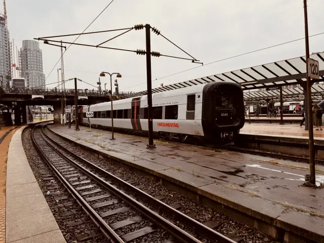 Billede af DSB ET 4340 fotograferet ud for København Hovedbanegård.
