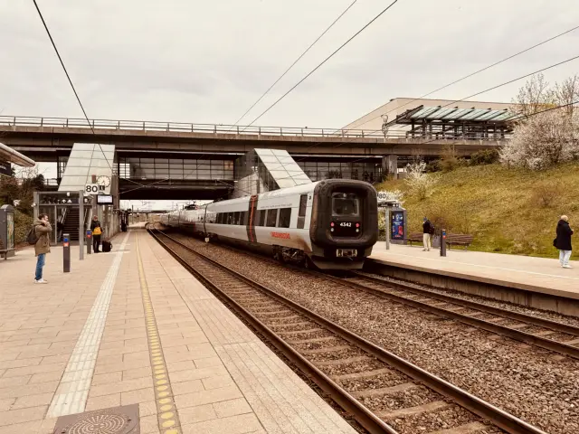 Billede af DSB ET 4342 fotograferet ud for Ørestad Station.