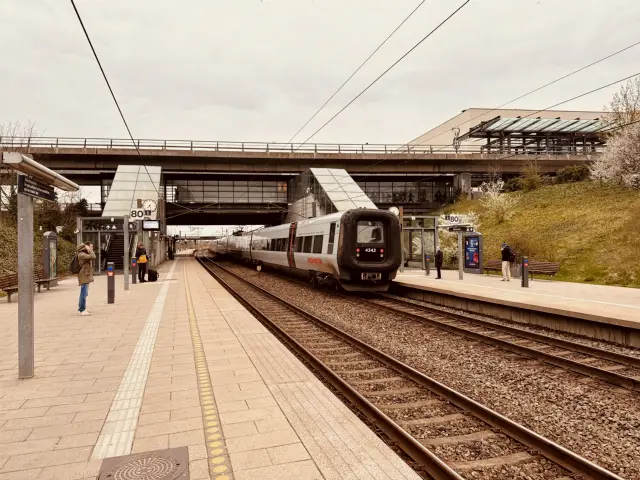 Billede af DSB ET 4342 fotograferet ud for Ørestad Station.