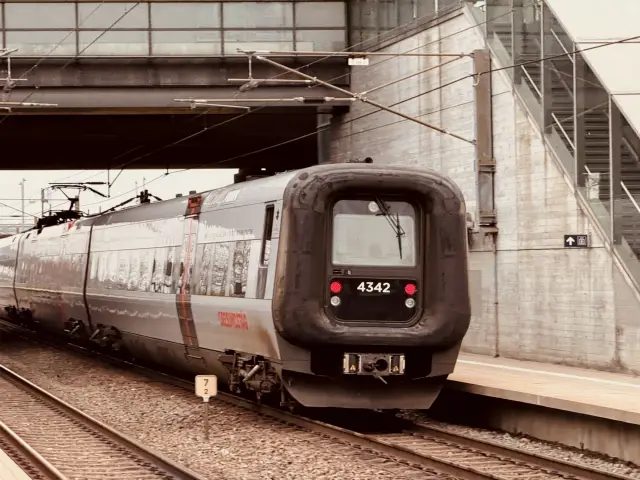 Billede af DSB ET 4342 fotograferet ud for Ørestad Station.