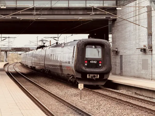 Billede af DSB ET 4342 fotograferet ud for Ørestad Station.
