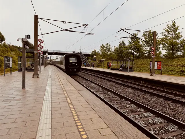 Billede af DSB ET 4343 fotograferet ud for Ørestad Station.
