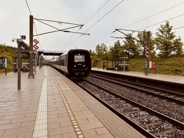 Billede af DSB ET 4343 fotograferet ud for Ørestad Station.