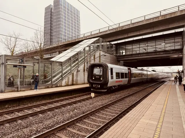 Billede af DSB ET 4344 fotograferet ud for Ørestad Station.