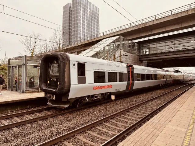Billede af DSB ET 4344 fotograferet ud for Ørestad Station.