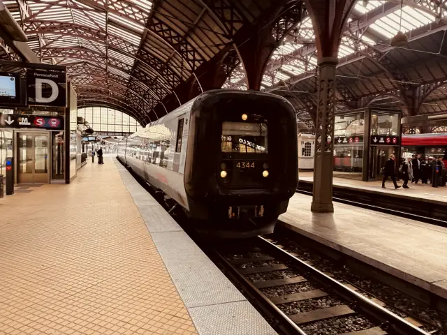 Billede af DSB ET 4344 fotograferet ud for København Hovedbanegård.