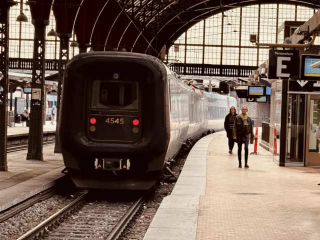 Billede af DSB ET 4345 fotograferet ud for København Hovedbanegård.