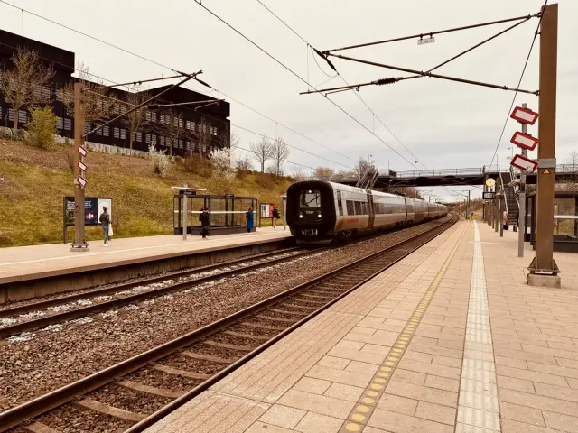 Billede af DSB ET 4347 fotograferet ud for Ørestad Station.
