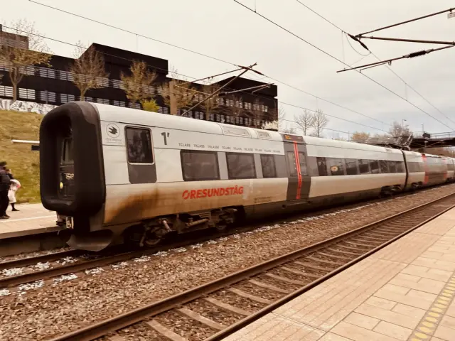 Billede af DSB ET 4347 fotograferet ud for Ørestad Station.