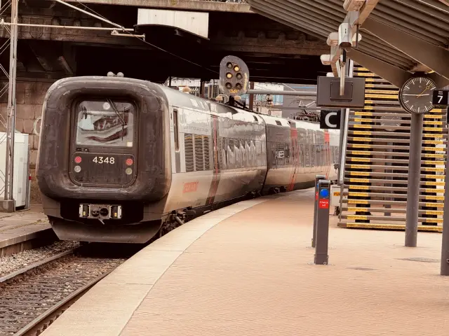 Billede af DSB ET 4348 fotograferet ud for København Hovedbanegård.