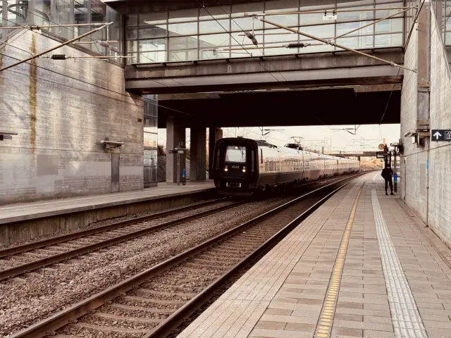 Billede af DSB ET 4349 fotograferet ud for Ørestad Station.