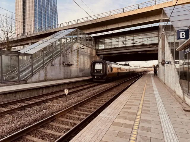 Billede af DSB ET 4349 fotograferet ud for Ørestad Station.