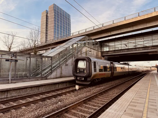 Billede af DSB ET 4349 fotograferet ud for Ørestad Station.