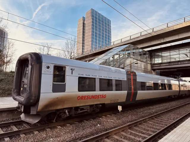 Billede af DSB ET 4349 fotograferet ud for Ørestad Station.
