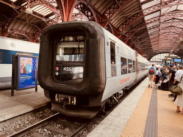 Billede af DSB ET 4353 fotograferet ud for København Hovedbanegård.