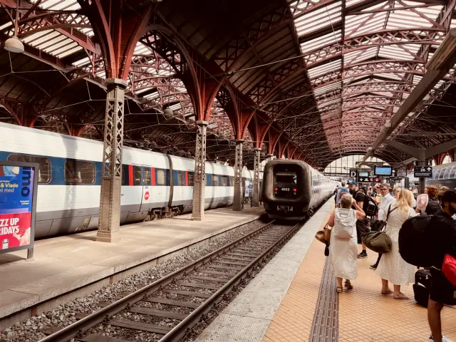 Billede af DSB ET 4353 fotograferet ud for København Hovedbanegård.