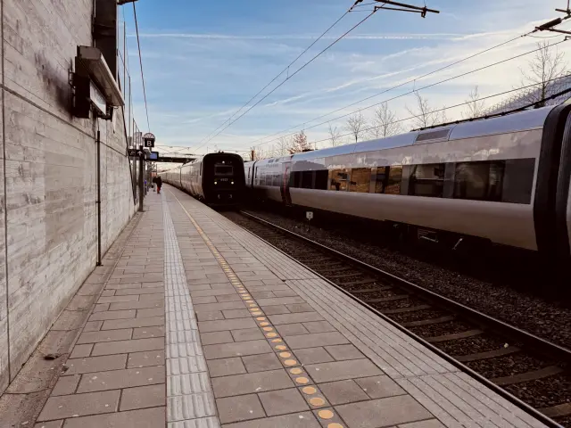 Billede af DSB ET 4353 fotograferet ud for Ørestad Station.