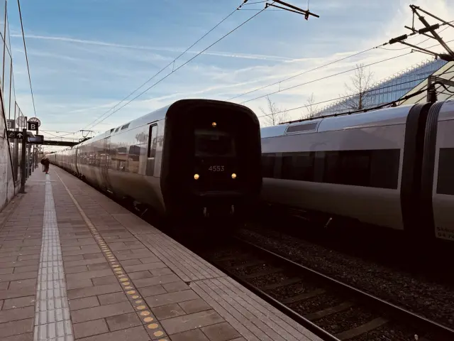 Billede af DSB ET 4353 fotograferet ud for Ørestad Station.