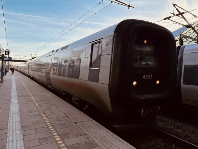 Billede af DSB ET 4353 fotograferet ud for Ørestad Station.