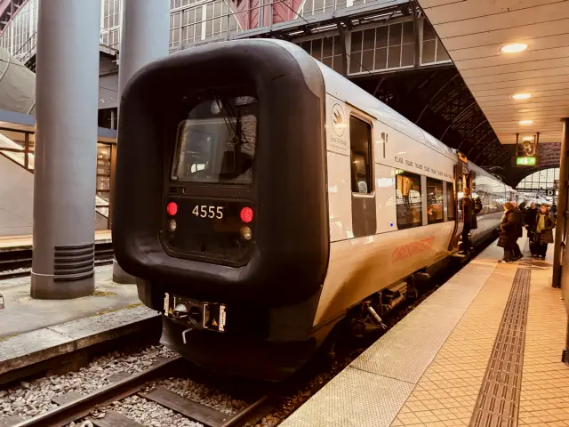 Billede af DSB ET 4355 fotograferet ud for København Hovedbanegård.