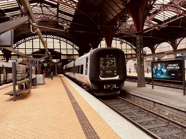 Billede af DSB ET 4355 fotograferet ud for København Hovedbanegård.