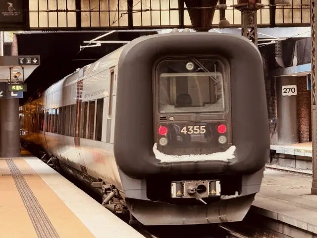 Billede af DSB ET 4355 fotograferet ud for København Hovedbanegård.