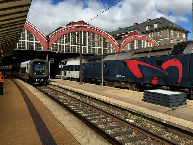 Billede af DSB ET 4356 fotograferet ud for København Hovedbanegård.