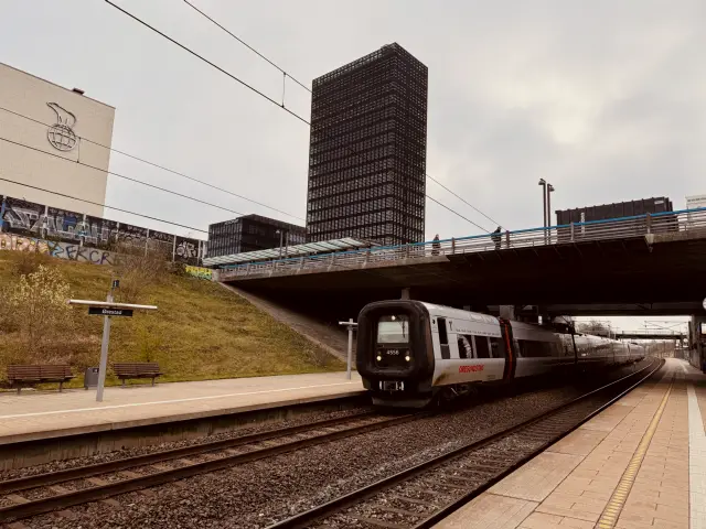 Billede af DSB ET 4356 fotograferet ud for Ørestad Station.