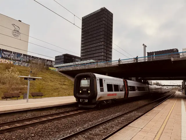 Billede af DSB ET 4356 fotograferet ud for Ørestad Station.