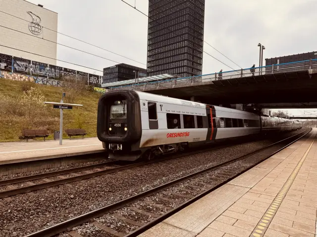 Billede af DSB ET 4356 fotograferet ud for Ørestad Station.